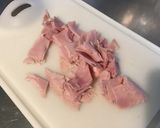 Une image de l'étape 1 de « Chaperos » petits feuilletés au jambon blanc, basilic, gorgonzola et pavot bleu.