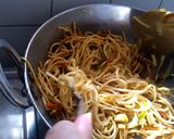 A picture of step 4 of Mushroom chowmein.