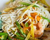 Hình bước làm 4 của món Mì Udon Khô Xào Tôm, Đậu Que & Cà Rốt