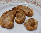 Foto del passaggio 5 della ricetta Crostini salsiccia e stracchino