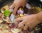Hình bước làm 7 của món Nấu ăn cùng con: Gỏi hoa chuối cà rốt
