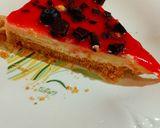 Foto del passaggio 18 della ricetta Cheesecake alla salsa di fragole mirtilli e cioccolato fondente