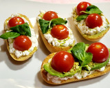 Foto del paso 5 de la receta: Tostas con queso cottage, tomatitos cherry, guacamole y más