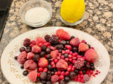 Pastel con frutos rojos y almendras (Cake with red fruits and almonds)