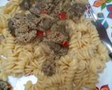 Foto del paso 5 de la receta: Tirabuzones con hígado salteado con cebolla, morrón y huevo