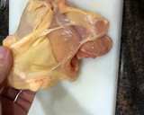 Foto del paso 5 de la receta: Muslo de pollo deshuesado sin piel a la plancha con ensalada