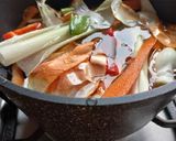 Foto del paso 2 de la receta: Caldo de verduras recicladas