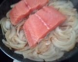 Foto del paso 1 de la receta Salmón encebollado