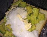 Hình bước làm 4 của món Sandwich bơ trứng
