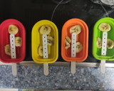 Foto del paso 1 de la receta: Polos de yogur y fruta 🍌🫐