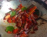 Foto langkah ke 4 dari resep Asin Cumi Sambal Daun Jeruk.