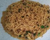 Foto langkah ke 4 dari resep Omlete Mie Goreng.