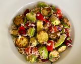 Une image de l'étape 4 de Salade de riz, courgettes, avocat, tomate, haricots rouges et crevettes sautées.