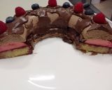 Foto del paso 13 de la receta: Corona de mousse de chocolate con leche, mousse de frambuesa y mermelada de arándanos