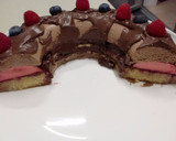 Foto del paso 13 de la receta: Corona de mousse de chocolate con leche, mousse de frambuesa y mermelada de arándanos