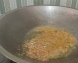 Foto langkah ke 4 dari resep Tumis Bunga Pepaya dan Ikan Tongkol Asap.
