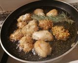 Foto del passaggio 3 della ricetta Bocconcini di pollo  fritti in pastella alla birra,  panati con granella di pistacchio