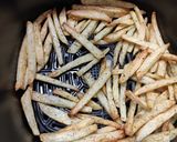 A picture of step 5 of "French Fries in the Air Fryer" 💯🍟.