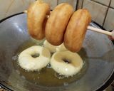 Foto langkah ke 5 dari resep Donat simpel tanpa kentang 🍩😊.