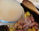 Foto del paso 4 de la receta: Patatas guisadas con salchichas frescas y setas shiitake
