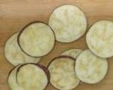 (Bengali Begun Bhaja Recipe in Tamil) கத்திரிக்காய் வறுவல் 😜. மேற்கு வங்காளம் ரெசிபி ஸ்டேப் 1 புகைப்படம்