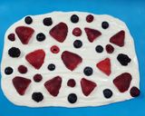 Foto del paso 2 de la receta: 🍓🫐🫙Bark helada de yogur griego, frutos rojos y avena con hilos de chocolate 🫙🫐🍓