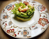 Foto del paso 4 de la receta: Timbal de aguacate con lechuga y langostinos