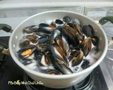 Hình bước làm 2 của món Canh vẹm cay 홍합매운탕