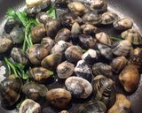 A picture of step 4 of Linguine with Clams, Yellow Bell Pepper, and Green Chili.