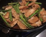 Foto del paso 3 de la receta: Pollo con espárragos