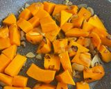 Foto del paso 1 de la receta Pasta con salsa de Calabaza y avellanas tostadas 🎃
