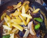 A picture of step 4 of Achari Aloo Baingan.