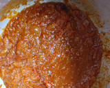 Foto del paso 2 de la receta: Almuerzo de calabacín🥒🫓🧀 salteado con salsa de tomate y pimiento rojo🍅🌶️🧅