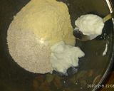 A picture of step 1 of Oats chilla.
