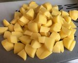 Une image de l'étape 2 de Purée de pommes de terre à l'oignon de roscoff, ail confit et beurre aux cristaux de sel.