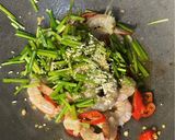 Foto langkah ke 3 dari resep Tumis Udang Daun Bawang.
