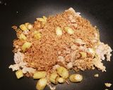 รูปขั้นตอนการทำที่ 4 ของ มาม่าต้มยำอกไก่สับผัดแห้ง