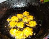 A picture of step 3 of Methi pakoda.