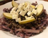 Foto del passaggio 5 della ricetta Insalata tiepida di cavolo cappuccio al vino rosso 🍷 con lenticchie, feta e mela 🍏
