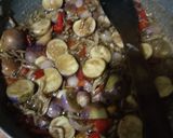 Foto langkah ke 4 dari resep Oseng Bawang Merah & Terong Bulat.