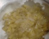 A picture of step 2 of White sauce macaroni.