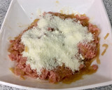 Foto del paso 1 de la receta: Albóndigas de pollo con parmesano y cebolla caramelizada