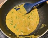 Une image de l'étape 3 de Merlu 🐟 & sauce curcuma-citron 🍋 avec une purée de carottes 🥕.