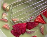 Foto del paso 2 de la receta Muffins de fresa con harina de arroz y matcha