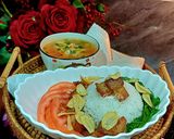 Hình bước làm 3 của món Cơm thịt heo chiên tỏi Thái Lan