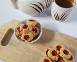 Foto langkah ke 5 dari resep Strawberyy Thumprint Cookies.