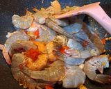 Foto langkah ke 2 dari resep Udang Saus Tiram Pedas.
