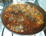 Foto del paso 4 de la receta: Guiso de albóndigas con salsa de tomate y verduras