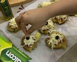 A picture of step 6 of Smashed Pizza Potatoes.