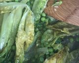 A picture of step 3 of Braised peas and lettuce - vegan.